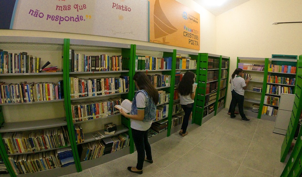 interior de uma biblioteca, com estantes de livros
